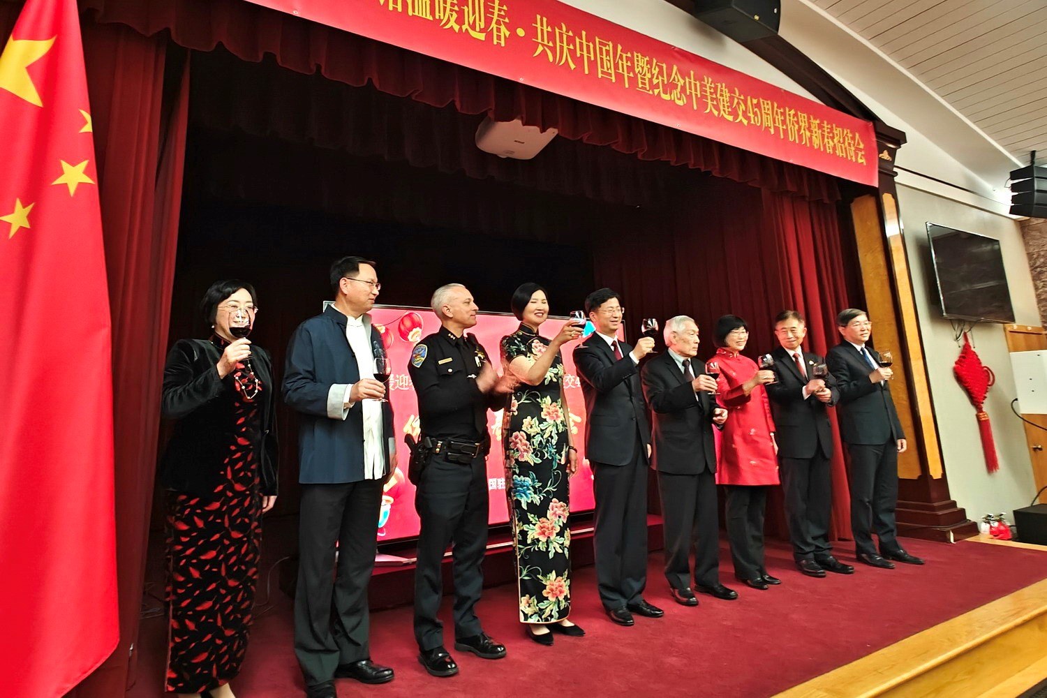 僑胞代表與駐舊金山總領(lǐng)館官員合影。主辦方供圖