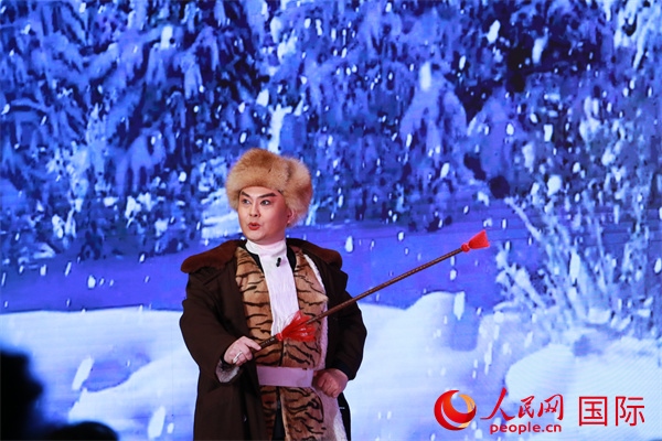 現(xiàn)代京劇《智取威虎山》選段《打虎上山》。人民網(wǎng) 許可攝