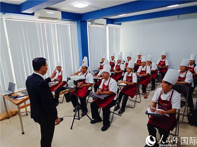 教師向學員授課。人民網(wǎng)記者 謝佳君攝