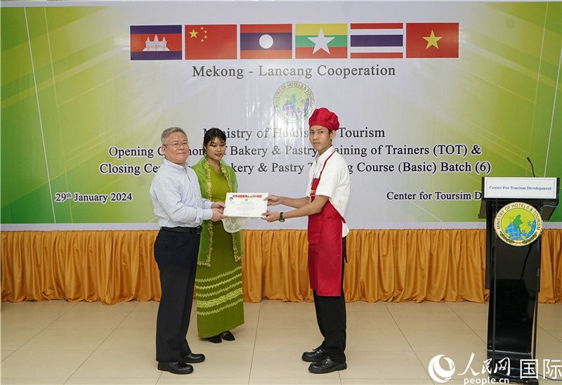 潘峰參贊向學員頒發(fā)證書。人民網(wǎng)記者 謝佳君攝