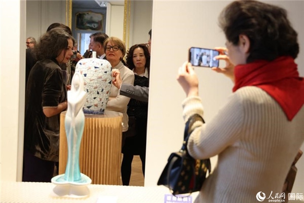 嘉賓和公眾參觀“絲路瓷行”——中國(guó)景德鎮(zhèn)陶瓷文化特展。人民網(wǎng)記者 尚凱元攝