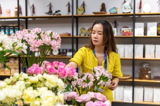 2023年7月1日，在位于湖南省長沙市的湖南高橋大市場，中非經(jīng)貿博覽會常設展館展區(qū)肯尼亞館工作人員在整理產(chǎn)自非洲的鮮花。新華社記者 陳思汗 攝