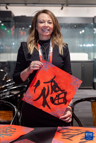 1月28日，在上海豫園舉行的民俗活動上，美國馬斯卡廷初中校長珍妮弗·李·弗里德利展示自己寫下的“?！弊?。 新華社記者 王翔 攝