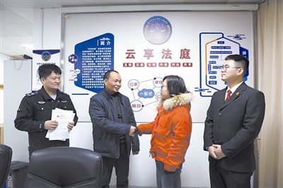  圖②：雙方當(dāng)事人達(dá)成調(diào)解協(xié)議，握手言和。