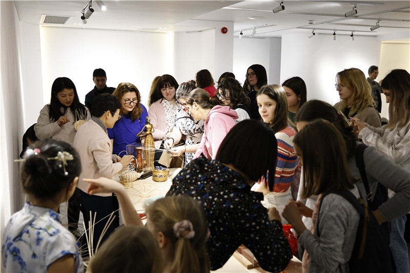 羅馬尼亞觀眾體驗安溪竹藤編技藝。 布加勒斯特中國文化中心供圖