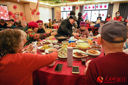 老人們享用公益年夜飯。人民網記者 葉賓得攝