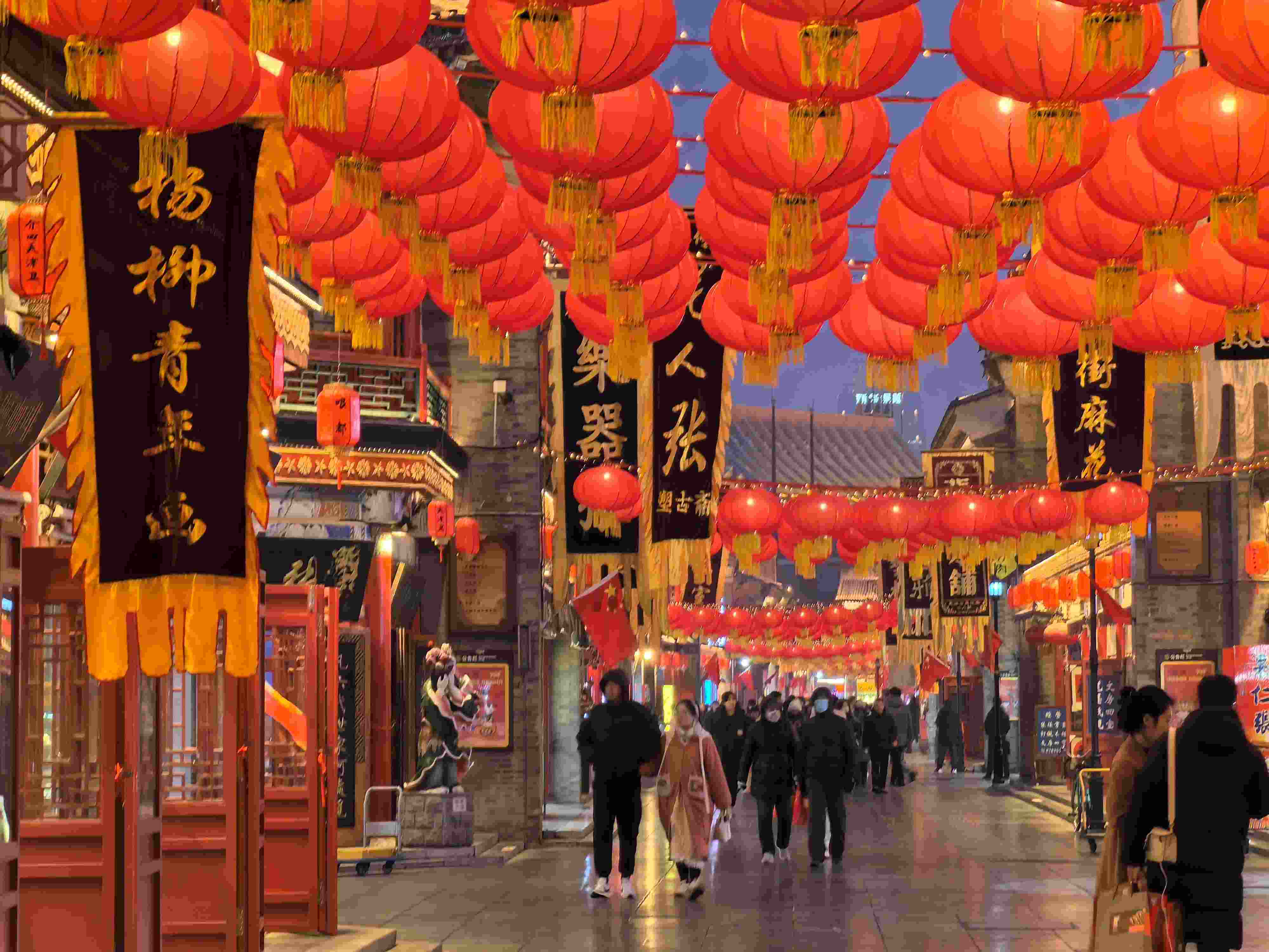 △春節(jié)臨近，古文化街上年味兒漸濃。（總臺央廣記者潘毅拍攝）