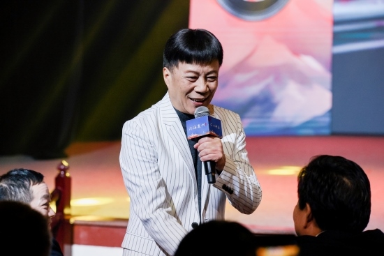 “何以中國·向海泉州”網(wǎng)絡主題活動現(xiàn)場，陳百潭演出時與觀眾互動。泉州廣播電視臺供圖