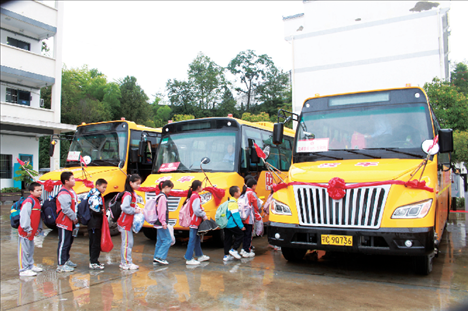 △2023年9月28日，湖北竹山縣校園直通車全域開通后，學(xué)生在有序排隊乘車。第二批主題教育開展后，竹山縣將實施農(nóng)村道路暢通工程作為為民辦實事的重要內(nèi)容。