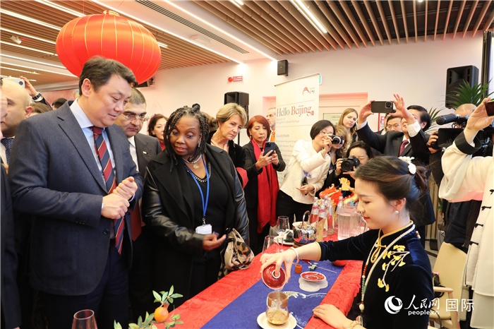 到訪嘉賓欣賞中國茶藝并品茶。 