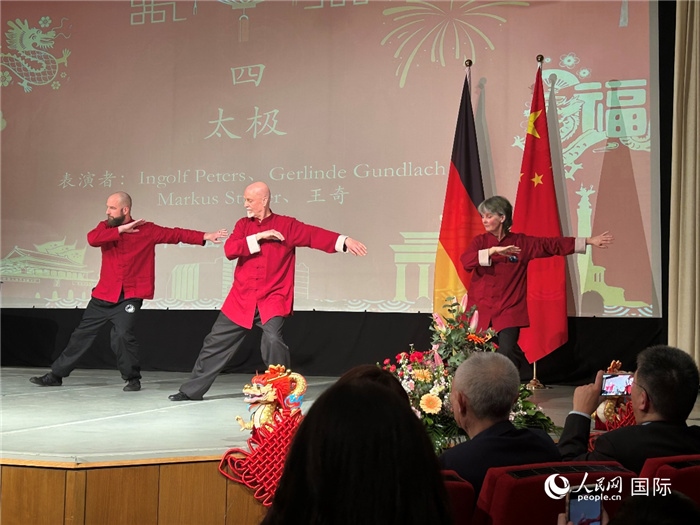 太極，表演者：Ingolf Peters、Gerlinde Gundlach、Markus Stüber