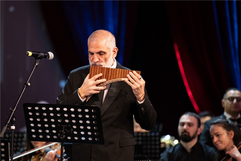 圖為著名排簫大師達(dá)米安·德拉吉奇在領(lǐng)銜演奏中國(guó)經(jīng)典曲目。 中國(guó)駐羅大使館文化處供圖。