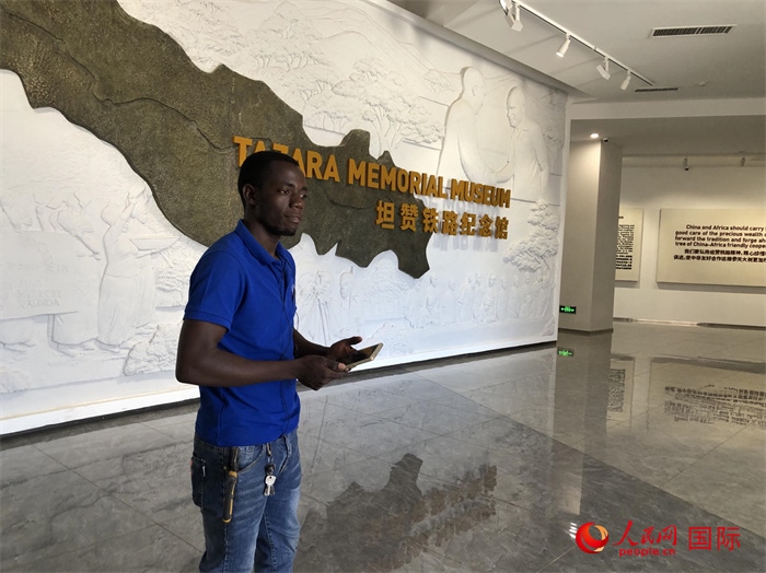 當(dāng)?shù)毓ぷ魅藛T向記者講解。人民網(wǎng)記者 黃培昭攝