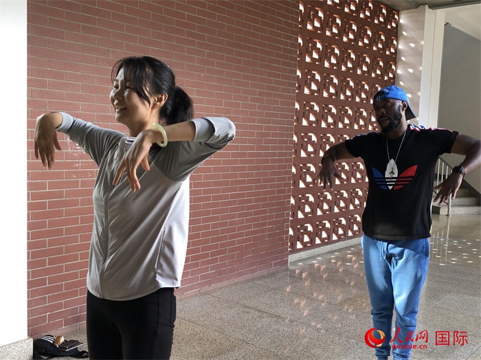 贊比亞小伙子在跟著中國老師學(xué)跳民族舞蹈 黃培昭攝