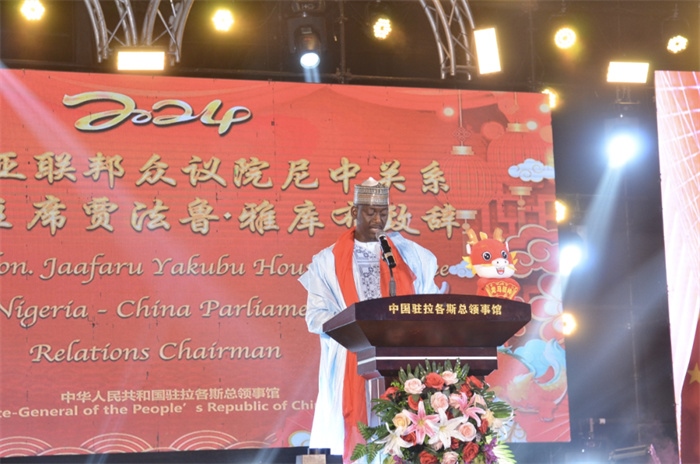 尼日利亞聯(lián)邦眾議院尼中關(guān)系委員會主席賈法魯致辭（駐拉各斯總領(lǐng)館供圖）