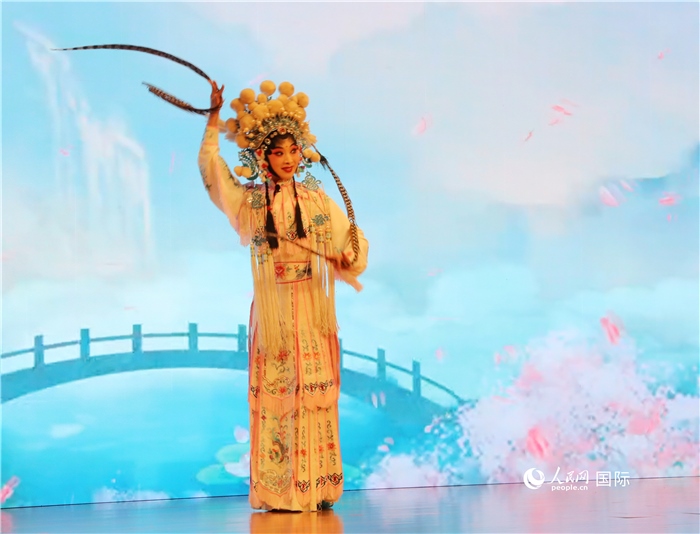 四川省成都市川劇研究院帶來(lái)了精彩的川劇演出。人民網(wǎng)記者 李志偉攝