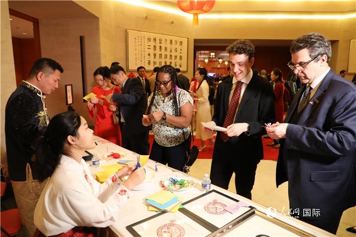 圖為美國(guó)民眾體驗(yàn)中國(guó)春節(jié)民俗。人民網(wǎng)記者 李志偉攝