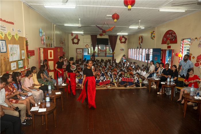 中華學校學生表演扇子舞。