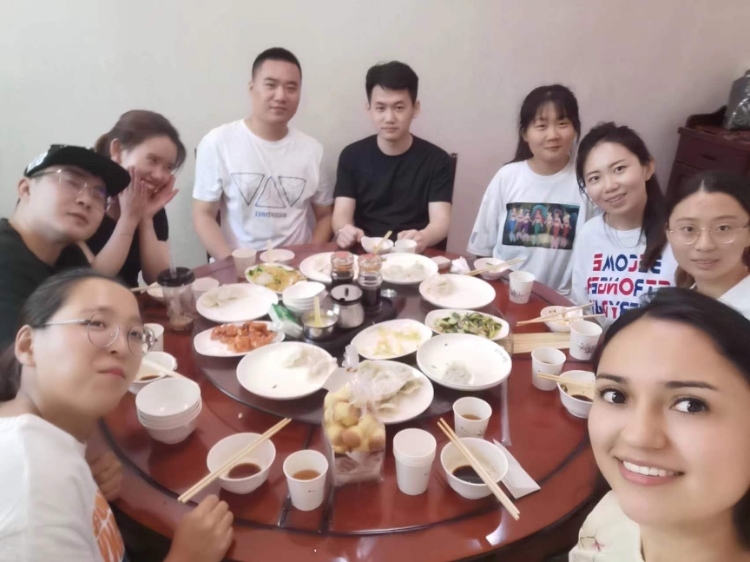 保拉與中國朋友在一起。圖片由受訪者提供