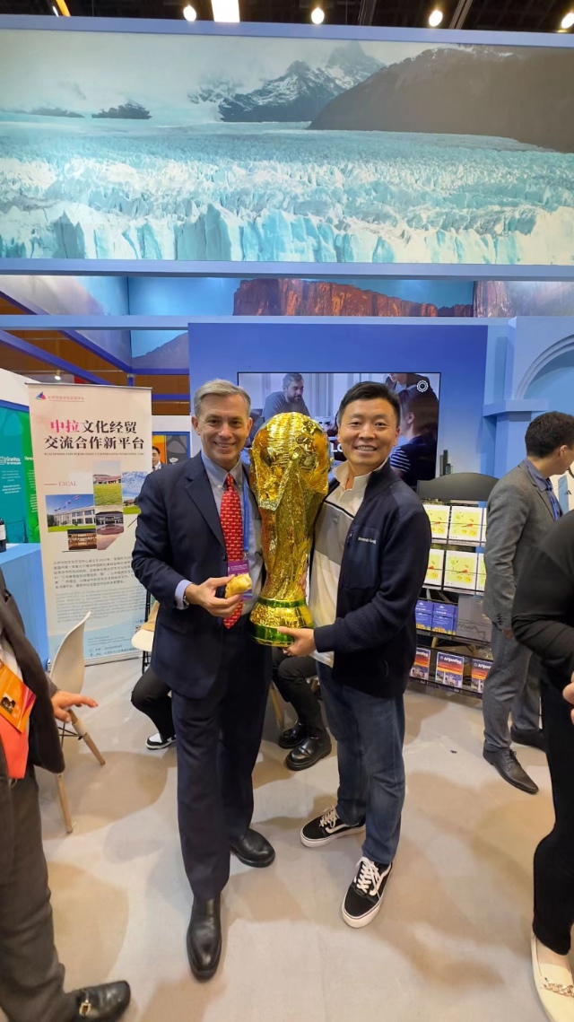 2022年，馬克西米與同事在上海。圖片由受訪者提供