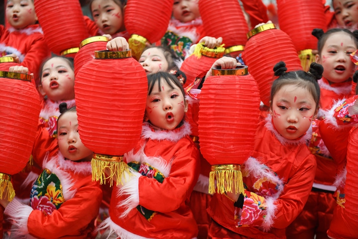 1月18日，四川省閬中市閬中古城，民間藝人和文藝工作者在表演節(jié)目歡度臘八節(jié)，喜迎農(nóng)歷新年。這是參演的小朋友在表演。新華社發(fā)（王玉貴 攝）