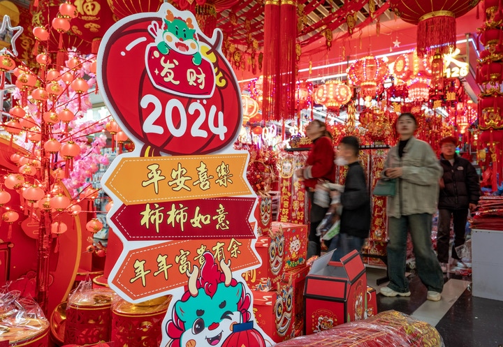 1月11日，顧客在昆明新螺螄灣國際商貿(mào)城選購節(jié)日飾品。新華社記者 陳欣波 攝