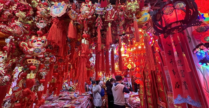 1月19日，市民在北京一商場內(nèi)選購春節(jié)裝飾品。新華社記者李欣攝