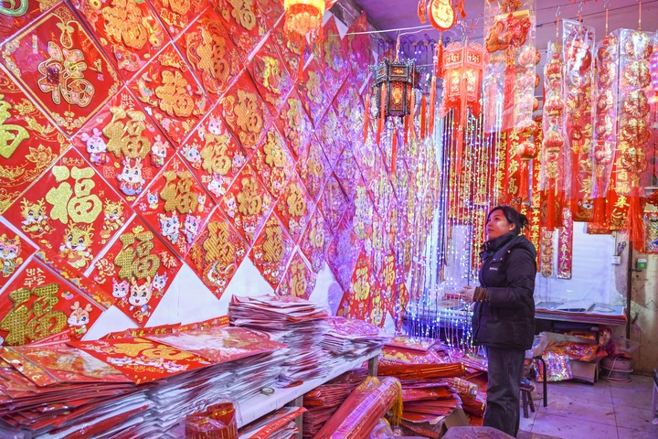 1月21日，在山西省晉中市平遙縣一家市場，市民在選購年貨。新華社發(fā)（梁生仁攝）