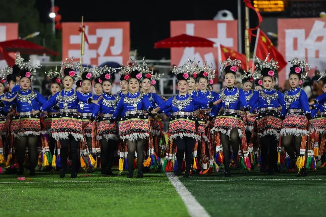 △2024年2月3日，2024年全國“村晚”示范展示活動暨貴州“村超村晚”系列活動之一的民族文化展演，在榕江縣“村超”足球場舉行。