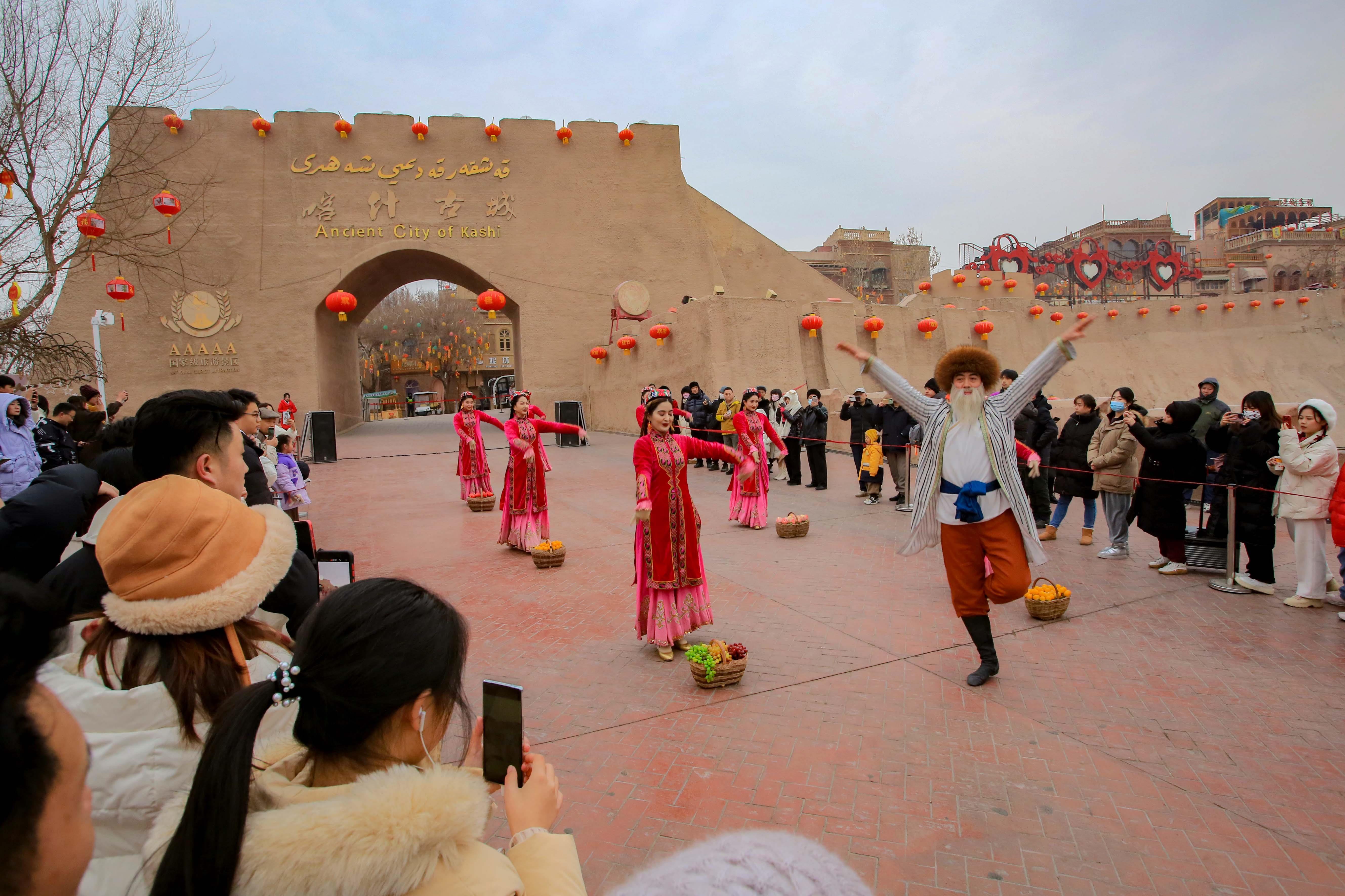 △2024年2月4日，演員在新疆喀什古城入城儀式上表演舞蹈。