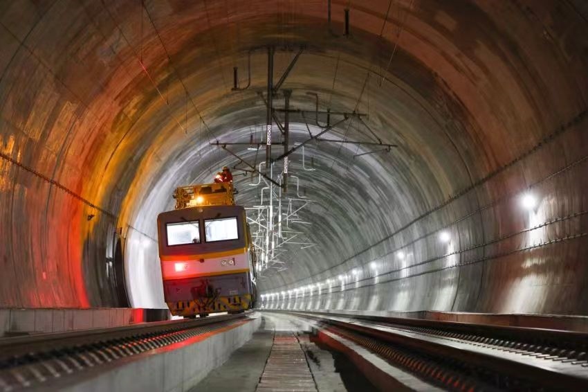 凌晨，接觸網作業(yè)車的燈光紅黃相間。胡鵬攝