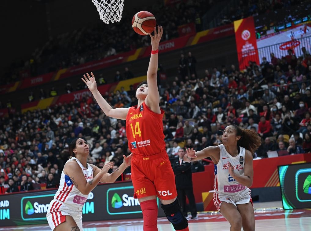 2月11日，中國隊(duì)球員李月汝（中）在比賽中上籃。新華社記者 李一博 攝