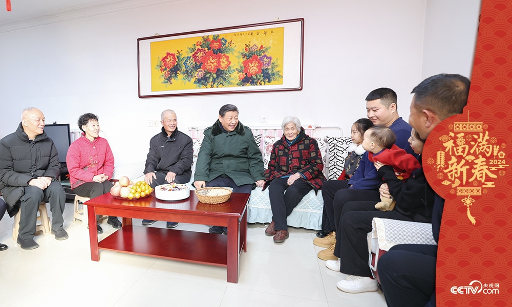 2024年2月1日，習(xí)近平總書(shū)記在天津市西青區(qū)辛口鎮(zhèn)第六埠村考察時(shí)，同村民杜洪剛一家人親切拉家常。