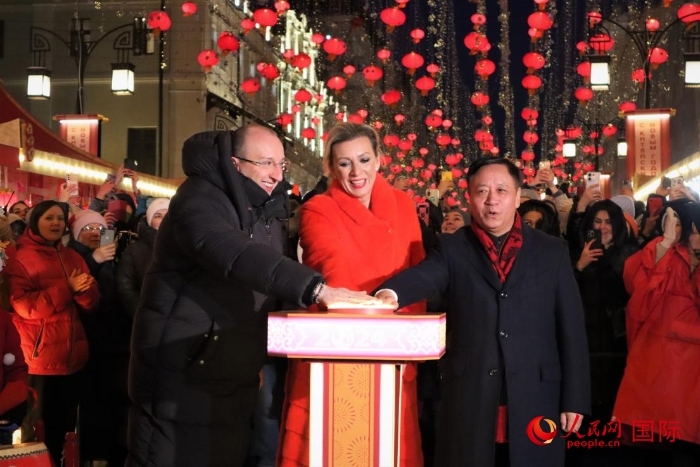 張漢暉、扎哈羅娃、科茲洛夫（從右至左）共同按下活動(dòng)啟動(dòng)按鈕。于子恒攝