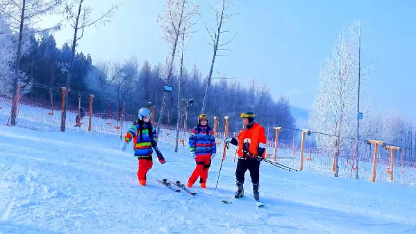 新春走基層｜滑雪場上過春節(jié)！冰城“冷資源”變成“熱經(jīng)濟(jì)”