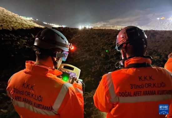 2月13日，救援人員在土耳其東部埃爾津詹省伊利奇區(qū)礦難現(xiàn)場(chǎng)工作。新華社發(fā)（穆斯塔法·卡亞攝）