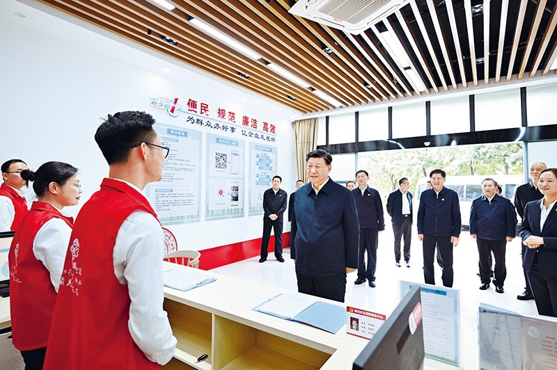 2023年12月14日至15日，中共中央總書記、國家主席、中央軍委主席習(xí)近平在廣西考察。這是14日上午，習(xí)近平在南寧市良慶區(qū)蟠龍社區(qū)黨群服務(wù)中心考察。 新華社記者 燕雁/攝