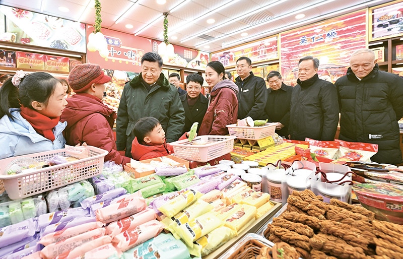 2024年2月1日至2日，中共中央總書記、國家主席、中央軍委主席習(xí)近平來到天津，看望慰問基層干部群眾。這是1日下午，習(xí)近平在天津古文化街考察時，走進店鋪同現(xiàn)場群眾互動交流。 新華社記者 謝環(huán)馳/攝