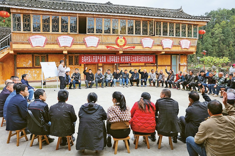 圖為2023年4月6日，貴州省黔東南苗族侗族自治州施秉縣白垛鄉(xiāng)白垛村村民在討論產(chǎn)業(yè)發(fā)展、人居環(huán)境提升、鄉(xiāng)村文明建設(shè)相關(guān)事宜。 人民圖片 磨桂賓/攝