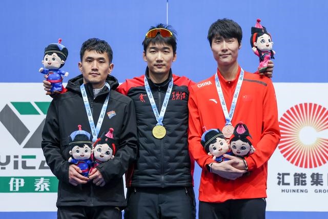 1月12日，“十四冬”速度滑冰（公開(kāi)組）男子500米比賽，冠軍黑龍江隊(duì)選手高亭宇（中）、亞軍遼寧隊(duì)選手楊濤（左）、季軍河北隊(duì)選手李添龍?jiān)陬C獎(jiǎng)儀式上合影。新華社記者 王楷焱 攝