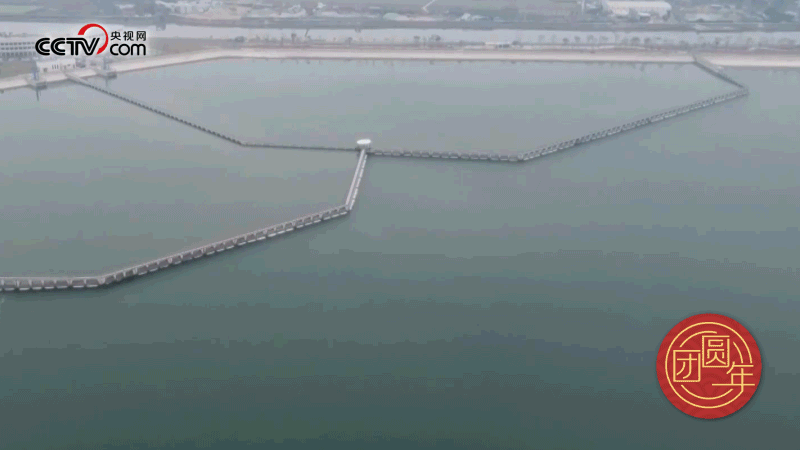 △西江潛地行，潤(rùn)澤大灣區(qū)。珠江三角洲水資源配置工程西起廣東佛山順德西江干流鯉魚洲，穿越獅子洋，東至深圳公明水庫，是世界上流量最大的長(zhǎng)距離有壓調(diào)水工程。