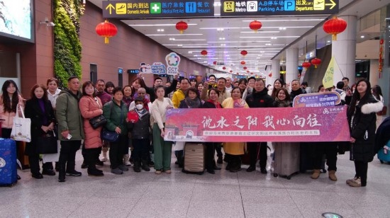 2月11日，一批馬來西亞游客抵達(dá)沈陽桃仙國際機場。新華社發(fā)