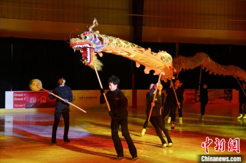 當(dāng)?shù)貢r間2月17日晚，作為農(nóng)歷甲辰龍年“歡樂春節(jié)”系列活動之一，別具特色的青少年冰上春晚在加拿大多倫多舉行。圖為青少年表演冰上舞龍。 中新社記者 余瑞冬 攝