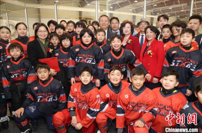 當(dāng)?shù)貢r間2月17日晚，青少年冰上春晚在加拿大多倫多舉行。圖為中國駐多倫多總領(lǐng)事羅偉東和主辦方代表、與會嘉賓與“未來之星”冰球隊華裔少年冰球手們合影。 中新社記者 余瑞冬 攝