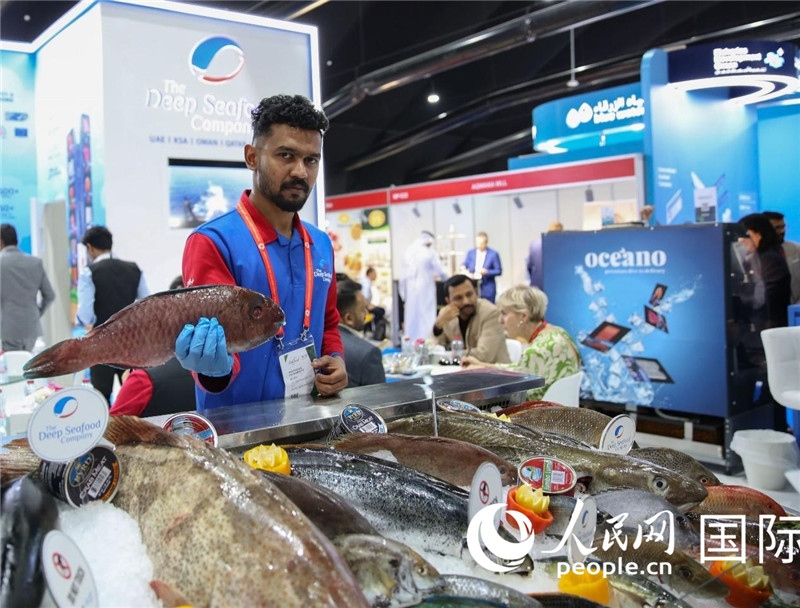 海灣食品展上，一位展商在展示海產(chǎn)品。人民網(wǎng) 塔里克·易卜拉欣攝