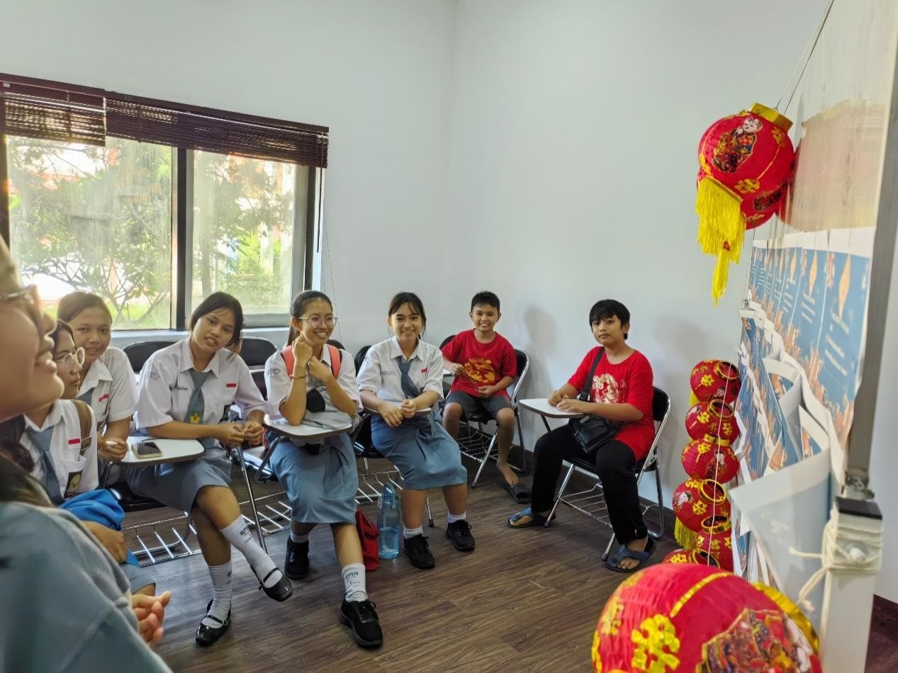 學(xué)生們踴躍參與猜燈謎活動(dòng)。巴陵康孔子學(xué)院供圖