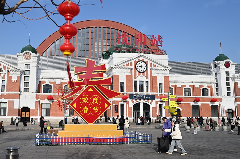 △ 2024年2月17日，沈陽(yáng)站，人們拉著大大小小的行李箱，踏上了龍年新征程。