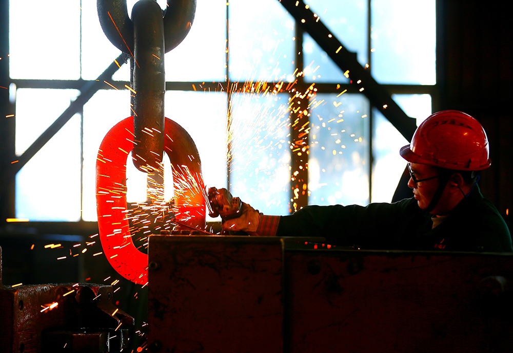 △ 2024年2月17日，青島市，即墨區(qū)靈山街道一家錨鏈企業(yè)，工人正在忙碌。