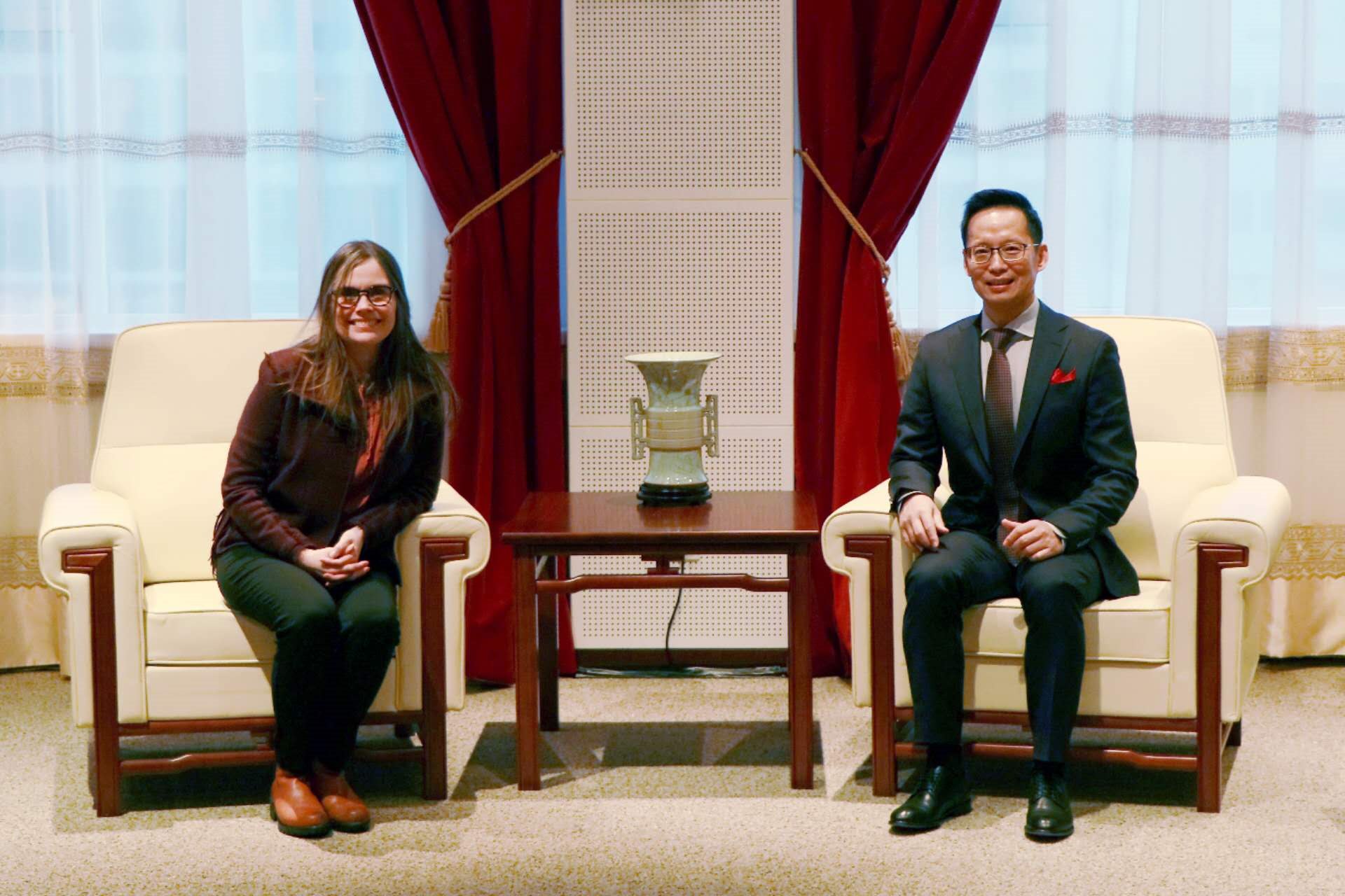 冰島總理雅各布斯多蒂爾(右一)與中國(guó)駐冰島大使何儒龍合影。中國(guó)駐冰島大使館供圖