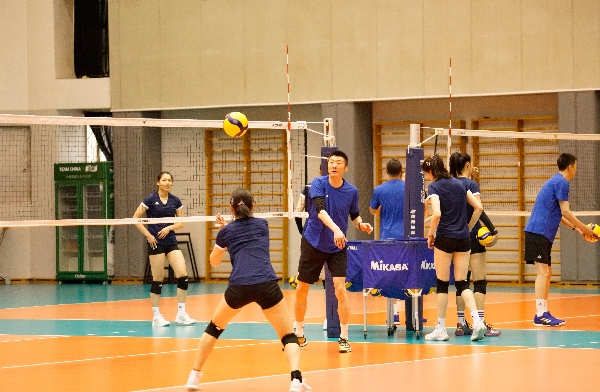 女排隊(duì)員在訓(xùn)練中。人民網(wǎng)記者李乃妍攝